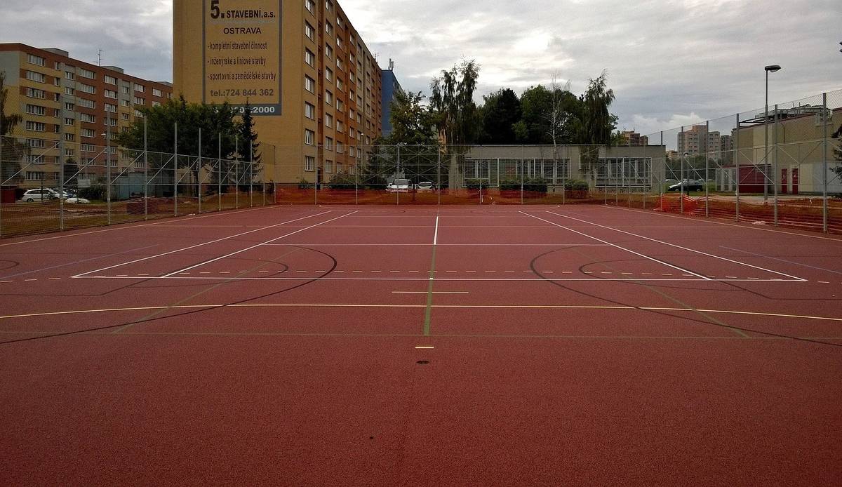 oznamujeme Vám tímto, že sportovní hřiště na ul. Evžena Rošického bude otevřeno pro veřejnost od čtvrtka 28.03.2024 takto:
Pracovní dny: od 15 hodin do 19 hodin
O víkendech, prázdninách a svátcích:  od 08 hodin do 19 hodin
Kontakt na správce: 731 453 489
V případě nepříznivého počasí budou hřiště uzavřena. O možnosti využití hřiště rozhoduje správce. 
 
Dále upozorňujeme občany, 
že na sportovním hřišti na ulici Evžena Rošického je od 02.04.2024 plánovaná rekonstrukce jeho povrchu. Pokud budou vyhovující klimatické podmínky, bude hřiště uzavřeno zhruba 14 dní. O případných změnách Vás budeme informovat na webových a facebookových stránkách úřadu.