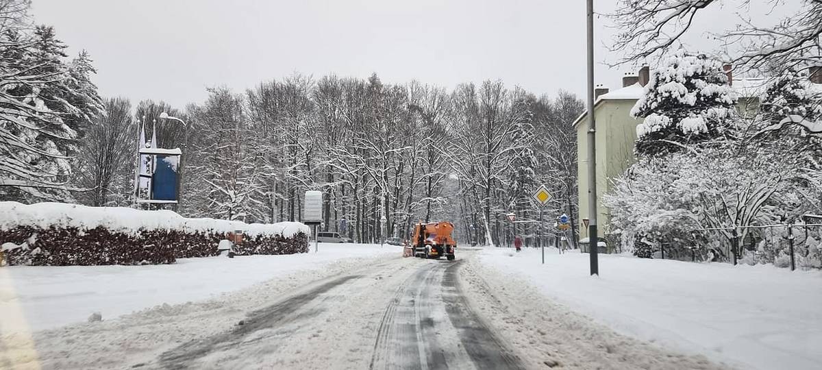 Zatímco venku to vypadá, že jaro definitivně přebírá vládu, nejlidnatější ostravský obvod řeší zimní údržbu. Hledá dodavatele pro zimní sezónu 2024-2027, a to v částech Dubina, Hrabůvka a Zábřeh-Pískové doly.
Předpokládaná hodnota zakázky se odhaduje na více než 50 milionů korun včetně DPH (skutečná výše může být vyšší, podle skutečné potřeby). Zájemci se stále mohou přihlásit - termín podání nabídek vyprší 14. března 2024.
K výběru nejvýhodnější nabídky obvod použije elektronickou aukci – více zde: https://zakazky.ovajih.cz/contract_display_5033.html