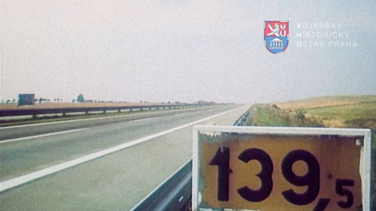 Mezi značkami kilometr 136,8 a 139,2 D1 u Měřína je v Česku asi nejznámější dálniční S-úsek nebo také letištní úsek dálnice, tedy takový, který zároveň v případě potřeby slouží i jako záložní armádní letiště. Letadla na něm přistála všehovšudy třikrát, v 80. letech, a to ještě v rámci cvičení. Z toho v roce 1980 jsou i následující záběry pocházející z dokumentu Dálnice.