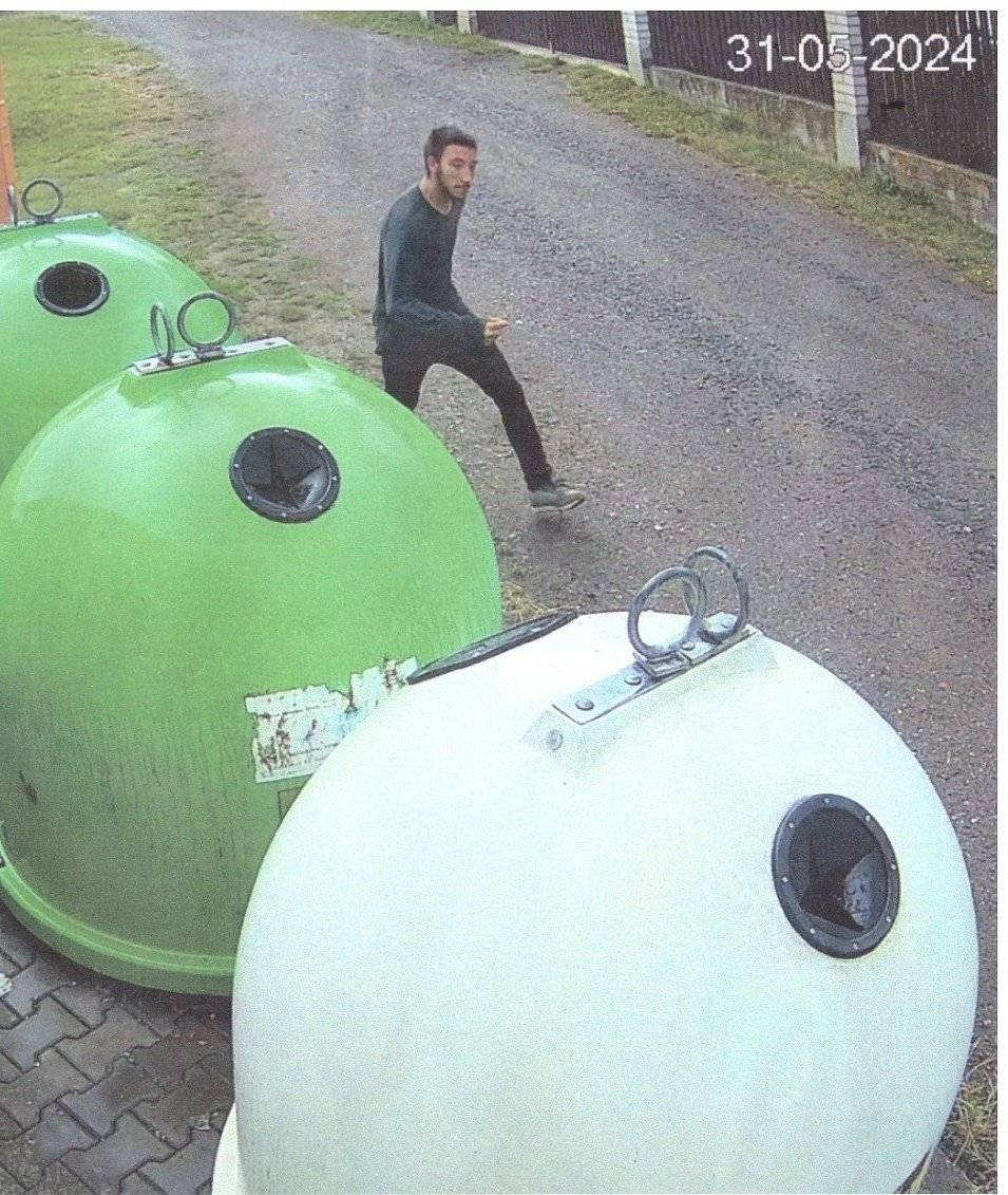 Žádáme neznámého pachatele, který si u nás odložil odpad, aby ho do 10.6.2024 uklidil. Pokud tak nebude učiněno, budou fotografie a informace předány na Policii České republiky!!!