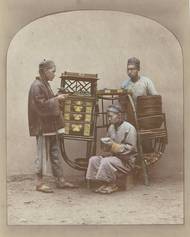 Tři čínští obchodníci u vozu, (1871–1886). Ze sbírek Rijksmusea v Amsterdamu. Autorství je připisováno Raimundovi Stillfriedovi z Ratenic.