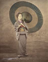 Japonka s velkým deštníkem (1868–1880). Getty Museum Collection. Autorství je připisováno Raimundovi Stillfriedovi z Ratenic nebo jeho učiteli Felicemu Beatovi.
