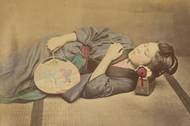 Sppící Japonka s vějířem (1868–1880). Getty Museum Collection. Autorství je připisováno Raimundovi Stillfriedovi z Ratenic nebo jeho učiteli Felicemu Beatovi.