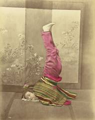 Neznámá Japonka v akrobatické póze (1871–1886). Ze sbírek Rijksmusea v Amsterdamu. Autorství je připisováno Raimundovi Stillfriedovi z Ratenic.