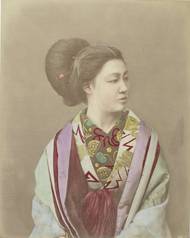 Portrét Japonky (1860–1885). Ze sbírek Rijksmusea v Amsterdamu. Autorství je připisováno Raimundovi Stillfriedovi z Ratenic.