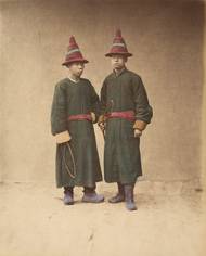 Dva Číňané v tradičních krojích sedmdesátá léta 19. století). Ze sbírek Metropolitního muzea v New Yorku.