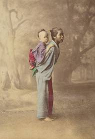 Japonská žena s dítětem na zádech (1868–1880). Getty Museum Collection. Autorství je připisováno Raimundovi Stillfriedovi z Ratenic nebo jeho učiteli Felicemu Beatovi.