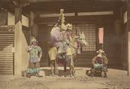 Tři japonští válečníci (1868–1880). Getty Museum Collection. Autorství je připisováno Raimundovi Stillfriedovi z Ratenic nebo jeho učiteli Felicemu Beatovi.