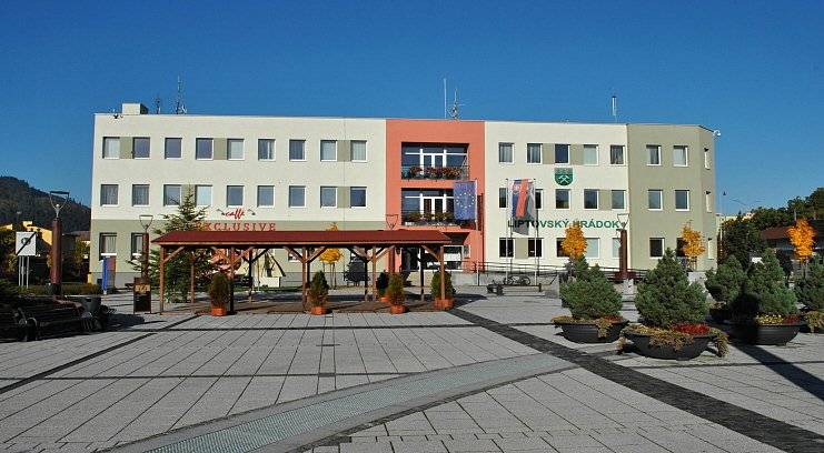 Systém Munipolis v Liptovskom Hrádku

Munipolis, osvedčená SMART komunikačná platforma v Čechách a na Slovensku, na ktorej funguje viac ako 3 000 samospráv, dáva obciam, mestám a inštitúciám do rúk tie najmodernejšie nástroje pre komunikáciu s občanmi a návštevníkmi. Všetci, ktorí sa do systému zaregistrujú, budú z mesta dostávať dôležité informácie o dianí v našom meste, a to prostredníctvom SMS, e-mailov alebo správ do aplikácie. Inštalácia je jednoduchá, rýchla a bezplatná.
Mesto Liptovský Hrádok bude prostredníctvom Munipolisu informovať aj o športových a kultúrnych podujatiach v meste a tiež upozorňovať na krízové situácie ako výpadky energií, meteorologické výstrahy, dopravné uzávierky, vývoz odpadov, či straty a nálezy.
Občania sa zas budú môcť zapájať do rôznych ankiet a rýchlejšie a efektívnejšie nahlasovať podnety mestu. Munipolis zoskupuje niekoľko platforiem v jednej, pričom spôsob doručovania informácií si vyberá každý občan sám, rovnako ako aj typ odberov. Vybrať si môžete len to, čo vás zaujíma v mieste vášho bydliska, pracoviska alebo napríklad tam, kde máte chatu či príbuzných. Efektívne komunikovať znamená, že informácie prídu za vami.
Prečo sa registrovať a ako na to?
S komunikačnou platformou Munipolis budete mať všetky informácie a kontakty kedykoľvek po ruke. Služba je zadarmo a v registračnom procese si každý môže nastaviť, aké informácie ho zaujímajú. Všetky osobné údaje budú v bezpečí v súlade s GDPR – všeobecným nariadením o ochrane osobných údajov. Pre jej využívanie postačí vyplniť registračný formulár...