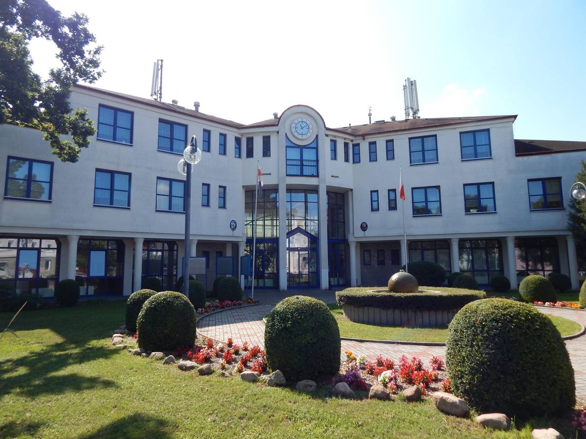 V budově radnice a jejím bezprostředním okolí právě probíhá cvičení bezpečnostních složek. Je omezena doprava i pohyb osob. Dodržujte prosím pokyny a nepřekračujte okruh 150 m od radnce. Provoz pošty s přístupem z parkoviště u pošty je neomezený.