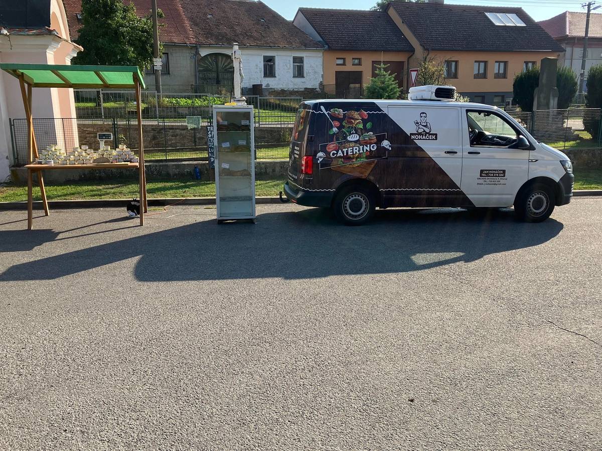 Dnes, v pátek 13.9.2024 na návsi v Beneticích proběhne stánkový prodej uzenin a masových konzerv. Prodejce je pan Jan Noháček z Petrovic. Jedná se o domácí uzenářskou výrobu. Majitel má rovněž prodejnu v Jihlavě. Prodej proběhne od 16:30.