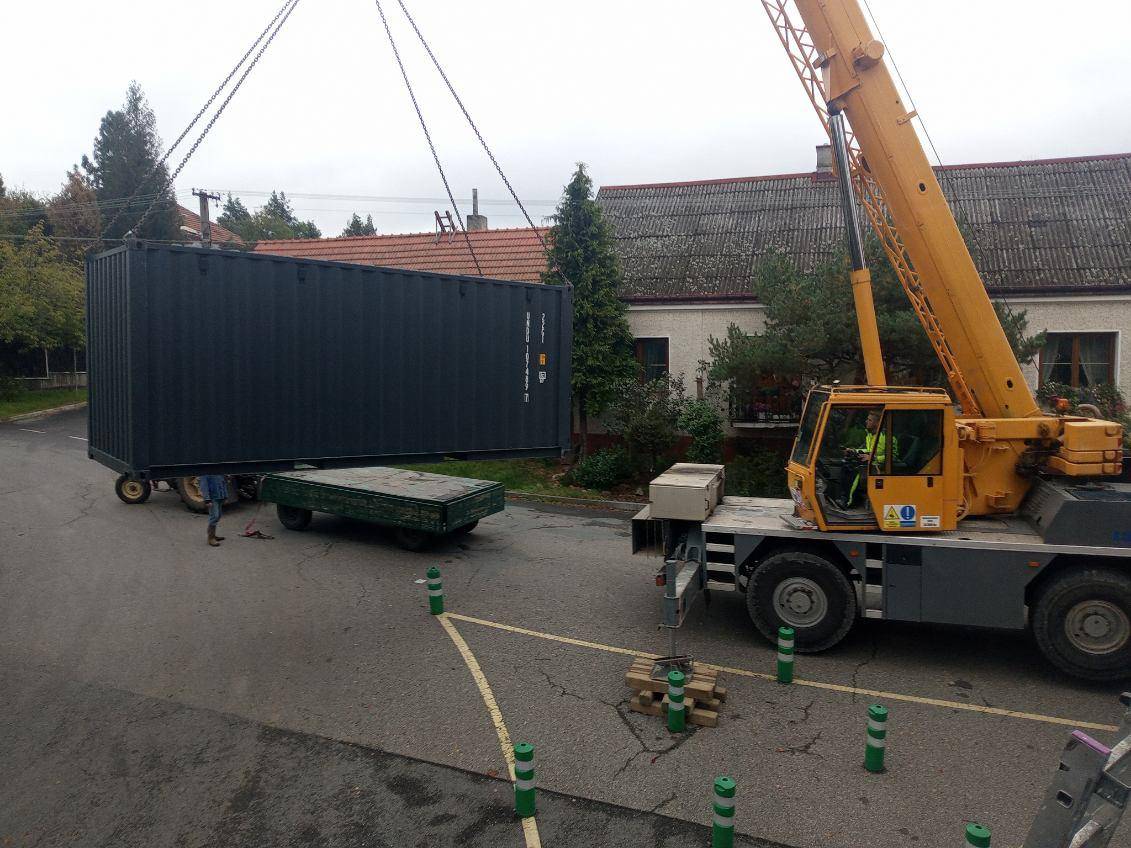 Samotné umístění lodního kontejneru provázelo několik komplikací, které byly operativně řešeny.
 
 
 
Petr 
Starosta