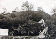 Rok po vstupu do oddílu složil Eduard skautský slib a stal se rádcem družiny Čápů. Z výprav do Prokopského údolí si pamatoval Jaroslava Foglara, který pod přezdívkou Jestřáb vedl v Praze skautský oddíl Dvojka. (Na snímku jsou skauti v Prokopském údolí v roce 1911 zachycení na fotografii zakladatele českého skautingu Antonína Benjamina Svojsíka.)