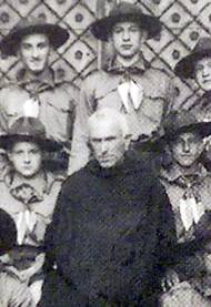 Ke skautingu se Eduard dostal za první republiky. V 17 letech vstoupil do skautského oddílu Legio Angelica, vedeného benediktinským knězem Klementem Methodem (na snímku) v pražských Emauzích.