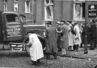 Spolupracoval také při vyzbrojování povstalců na pomoc Českému rozhlasu. (Momentka z bojů o boční vchod do budovy rozhlasu v Balbínově ulici.)