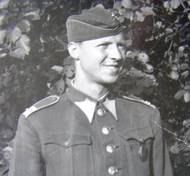 V roce 1936 odešel jako dobrovolník na vojnu k 1. leteckému pluku T. G. Masaryka na pražské letiště Kbely. Po základním výcviku absolvoval poddůstojnickou školu v Chebu. S plukem se pak stěhoval do Hradce Králové.