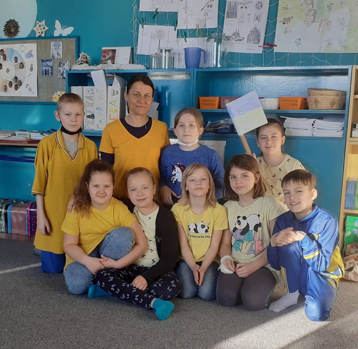 "Myslíme na Ukrajinu a držíme jí palce! A taky mockrát děkujeme za příspěvky, které děti přinášejí do sbírky SOS Ukrajina," napsala Základní škola v Rapoticích, malé obci na Třebíčsku.