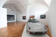 Právě obraz Racek letící do snu doplňuje v expozici i reálné auto: Porsche 959.
