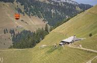 Ve Švýcarských Alpách musí hasiči zavlažovat vyschlou krajinu, aby tak zabránili zažehnutí potenciálně ničivým požárům.