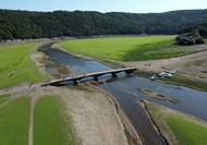 Na vyschlém jezerním dně nádrže je dokonce vidět most Asel, který byl zatopen v roce 1914.