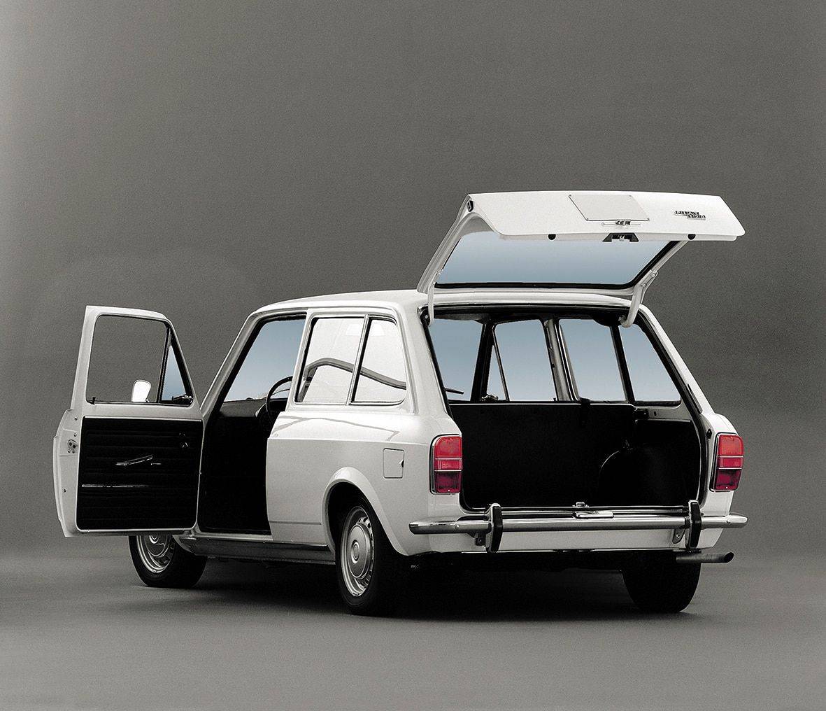 V obou letech bylo v nabídce též třídveřové kombi známé pod označením Familiare s délkou 3,9 metru a kufrem o objemu 590 litrů před sklopením zadních sedadel. Motor byl stejný jako u sedanu, jen cena vzrostla na 15 000 tuzexových korun, respektive dokonce 17 750 tuzexových korun v roce 1974.
