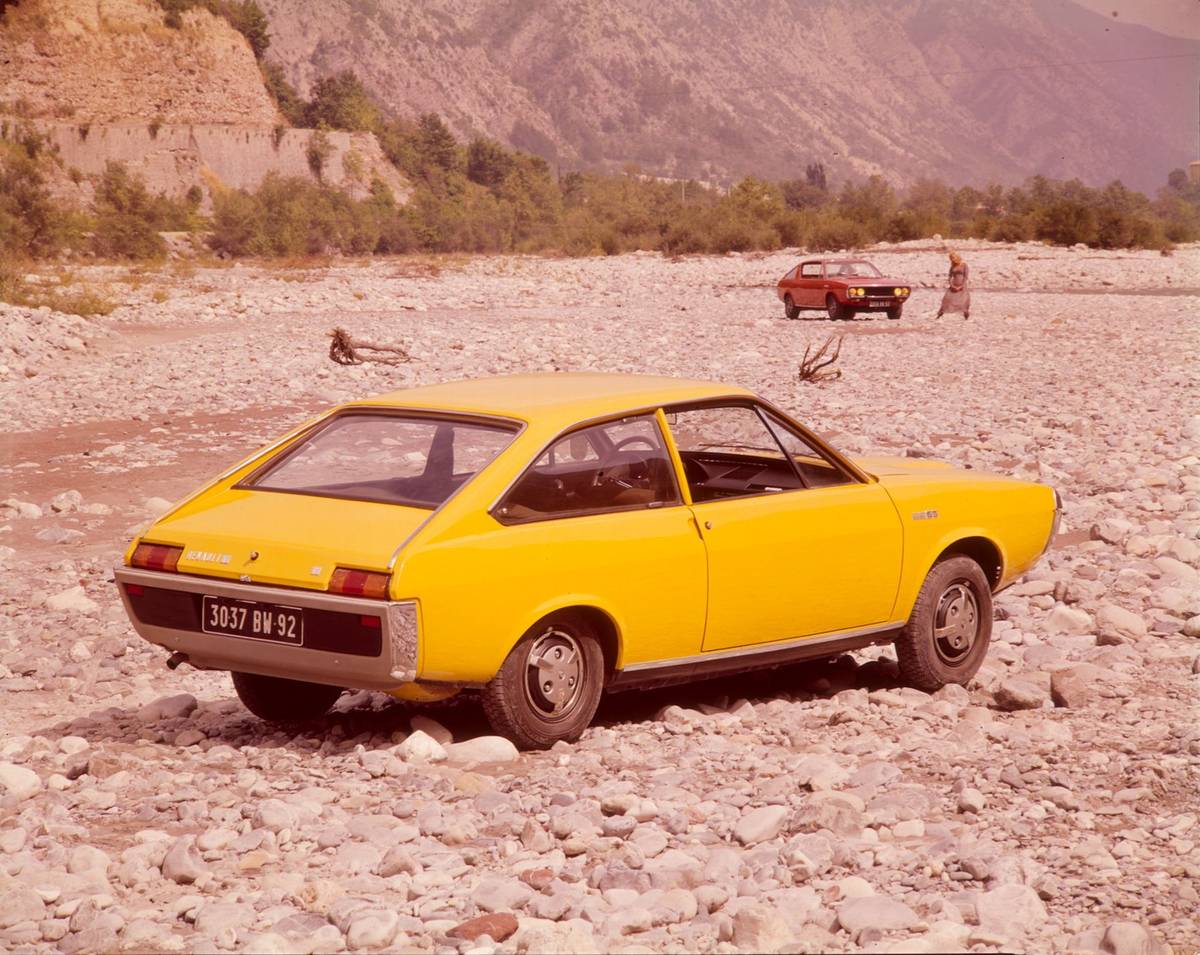 To model R15 TS se šestnáctistovkou naladěnou na 66 kW stál dokonce 24 570 tuzexových korun. Uměl ale při spotřebě 8,8 litru až 170 km/h. Obě verze Renaultu 15 také měly shodné příplatky: 85 tuzexových korun za metalízu a 135 tuzexových korun za koženkové čalounění.