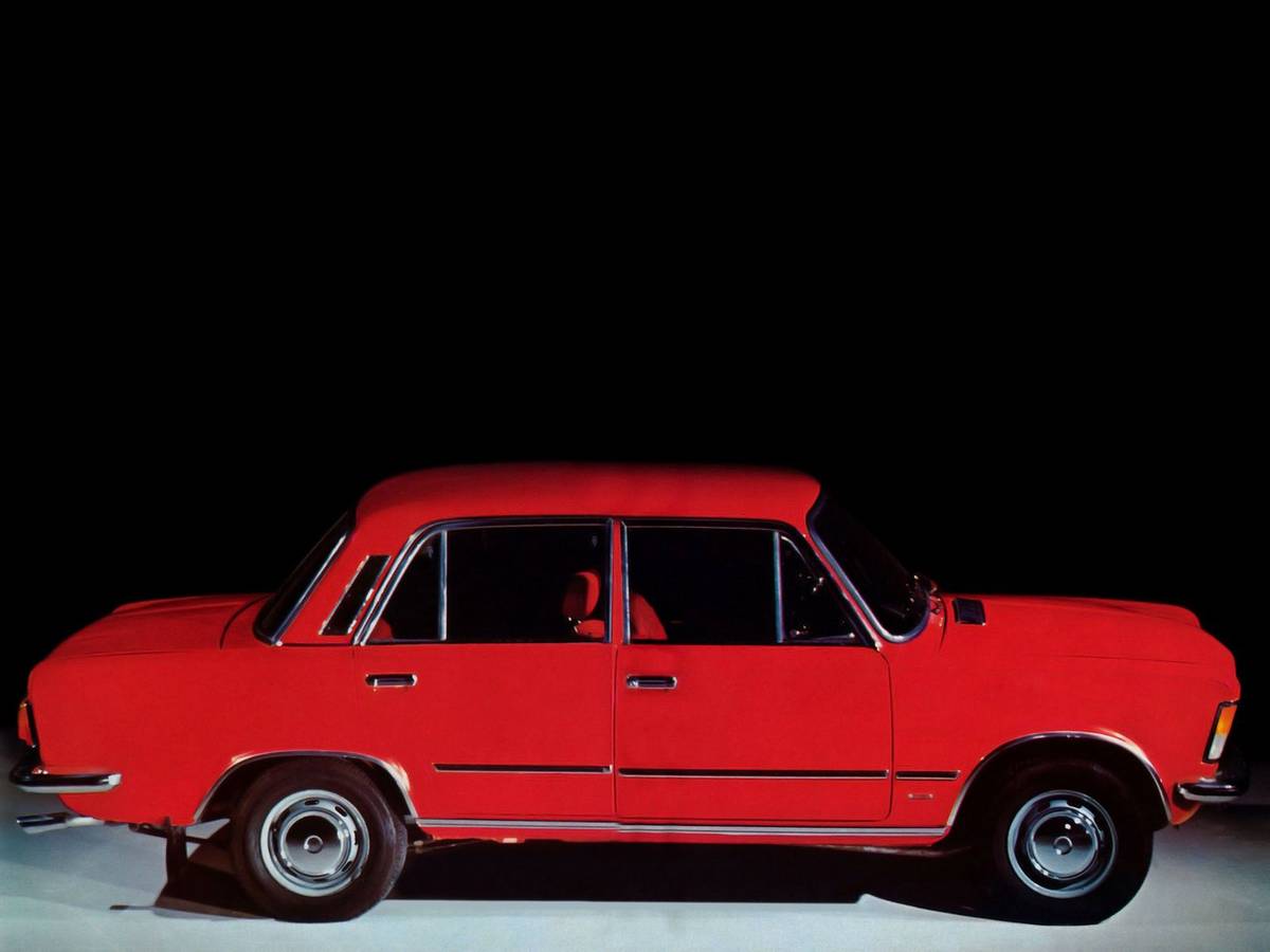 Zatímco v roce 1974 nabídka socialistických aut v Tuzexu končila u Lady 2103, o rok dříve byl jedním z vrcholů Polski Fiat 125p. Ač na první pohled žigulík připomíná, jeho technika je o generaci starší. Ve verzi 1300 (dělala se i silnější 1500) to byl sedan s třináctistovkou naladěnou na 44 kW, spotřebou 9,5 l/100 km a maximální rychlostí 138 km/h. Ceník z roku 1973 explicitně zmiňuje umístění řadicí páky na podlaze, cena byla 13 900 tuzexových korun.