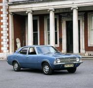 Závěrem také jeden vůz z produkce modrého oválu, tedy třetí Ford Cortina 1600 s benzinovou šestnáctistovkou naladěnou na 53 kW. Sedan jezdil až 150 km/h, z 0 na 100 se dostal za 16,3 vteřiny a spotřeboval přes deset litrů benzinu na 100 km. V roce 1974 přišel na 21 250 tuzexových korun.