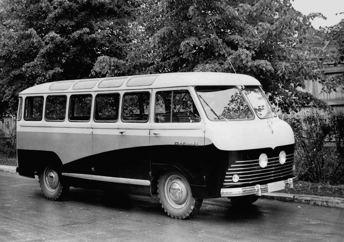 Automobilka RAF byla v Rize ustanovena teprve v roce 1955, předtím působila jako opravna nebo výrobce klasických autobusů. Už v roce 1957 vyjely první prototypy, RAF 10 s technikou Pobědy byl jedním z nich.