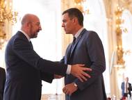 Předseda Evropské rady Charles Michel (vlevo) se na Pražském hradě zdraví s premiérem Španělska Pedrem Sánchezem.