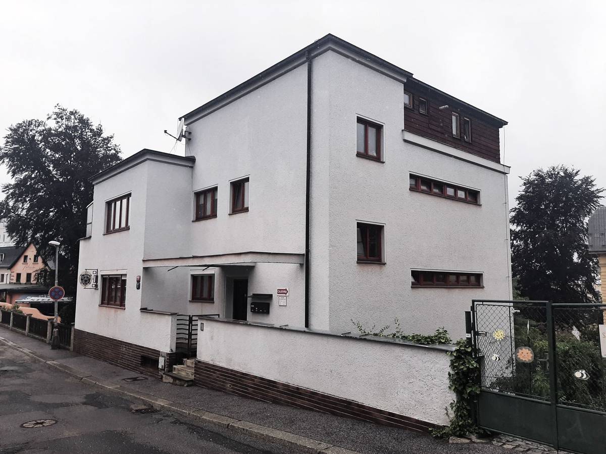 Pilzova vila (Baarova 1158/7). Funkcionalistický rodinný dům kominického mistra Karla Pilze postaven roku 1932 podle projektu Carla Webera.