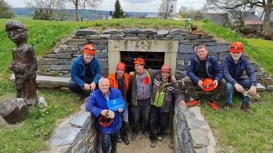 Dne 11. května 2023 proběhla v Horním Městě odborná exkurze do podzemí pořádaná Ústavem geoniky AV ČR, v. v. i. u příležitosti workshopu Strategie AV21 Hornictví v 21. století, konaného ve dnech 10.5.-11.5. 2023 v Ostravě. 
Exkurze proběhla za účasti zástupců Českého báňského úřadu, polské těžební společnosti JSW S.A. a Akademie věd ČR. 
Hosté byli velmi spokojeni s návštěvou hornoměstského podzemí, zejména s možností zavítat do jednoho z hornicky nejstarších míst v Moravskoslezském kraji.
 
Ústav geoniky Akademie Věd ČR, v. v. i. - Strategie AV21 Hornictví v 21. století 
https://www.ugn.cas.cz/event/2023/h21s/workshop-cz.pdf
 
Ing. Radovan Kukutsch, Ph.D. 
s Bc. Kamilem Machem starostou obce