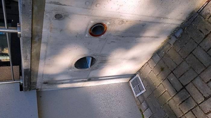 Dobrý den, se zhotovitelem stavby bylo zahájeno reklamační řízení, ten již práce zahájil spolu s opravou dalších drobných vad díla.