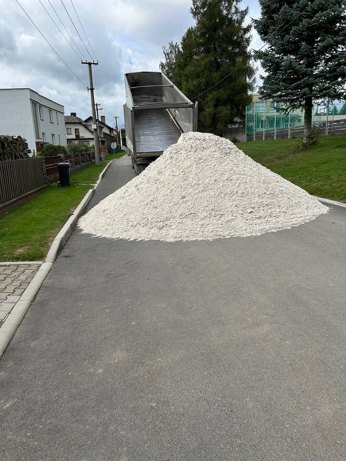 Vážení občané, 
 z důvodu probíhajících stavebních prací bude od teď do večera uzavřený průjezd u školního hřiště. Na komunikaci je složen písek. Děkujeme za pochopení.