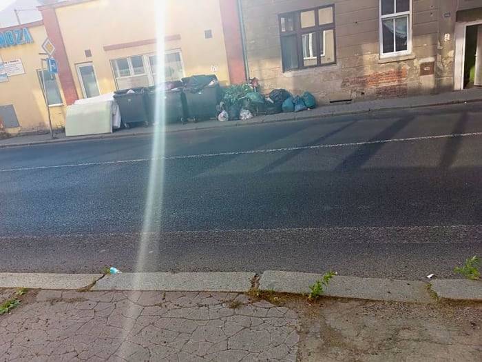 Podnětem se zabývala městská policie, podle Střediska městských služeb bylo místo dnes uklizeno.