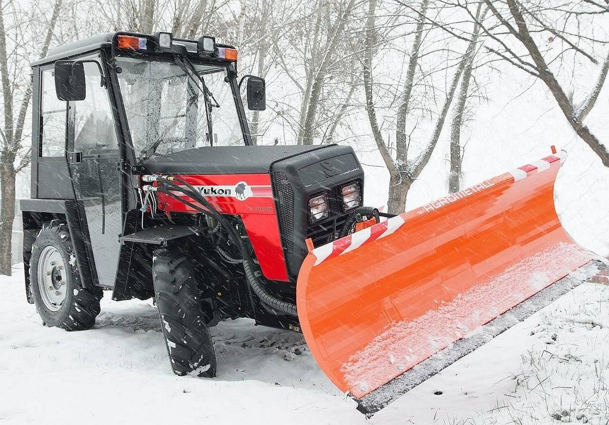 V souvislosti s probíhajícím zimním obdobím, žádáme majitele motorových vozidel o přeparkování k rodinným domům, do dvorů a na jiná vhodná místa tak, aby jakákoliv údržba komunikací a chodníků byla lépe proveditelná a nedošlo k případnému poškození zaparkovaného vozidla. Děkujeme