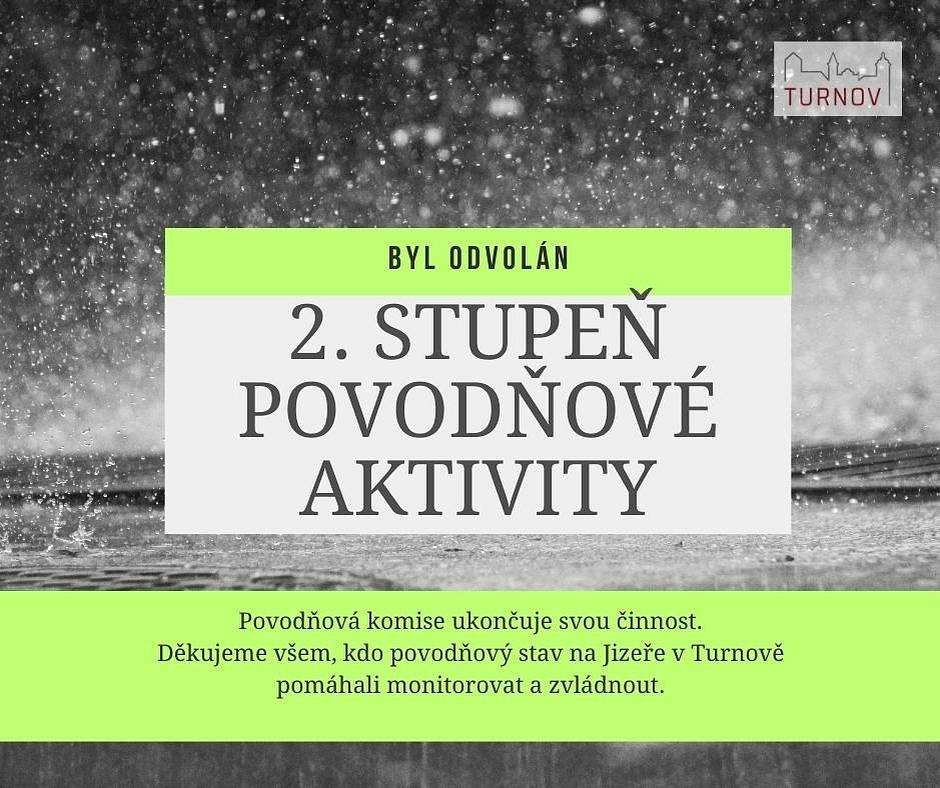 Povodňová komise města Turnova odvolává dnes, to je 26. prosince 2023 v 18:35, 2. stupeň povodňové aktivity. Stav pohotovosti na vodním toku Jizera, který byl vyhlášen dne 25. prosince 2023 v 01:30 pro město Turnov.
 
Komise zároveň ukončuje činnost krizového telefonního čísla.
 
Vánoční povodeň roku 2023, která prošla městem Turnov je za námi.
 
Povodňová komise děkuje za součinnost členům jednotky dobrovolných hasičů města Turnova, kteří informovali obyvatele, monitorovali tok a plnili pytle pískem, Městské policii Turnov, kolegům na radnici a mnohým dalším, bez kterých bychom nemohli celou náročnou situaci zvládnout.
 
Děkujeme rovněž za pochopení i blízkým všech spolupracovníků, kteří se na práci povodňové komise v době vánočních svátků podíleli. 
 
Tomáš Hocke,
starosta města Turnov
