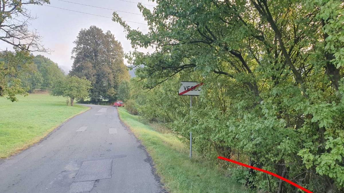 Průjezd obcí Vesec byl zkontrolován příslušným inspektorem silniční sítě, který zaznamenal strom na hranici pozemků a nálety před značkou konce obce. Ořez by měl proběhnout v vegetačním období, tedy do 03/2024.