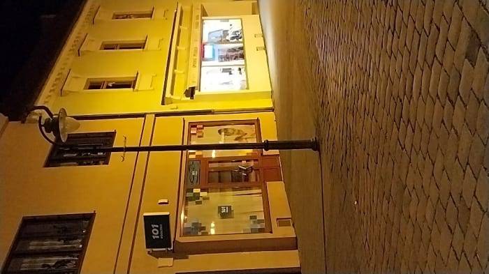 Dakujeme za Váš podnet, lampa VO bude čoskoro opravená.