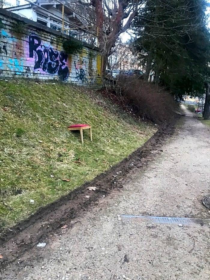 Dobrý den, nepořádek odstraněn, z keřů nepořádek vybrán.