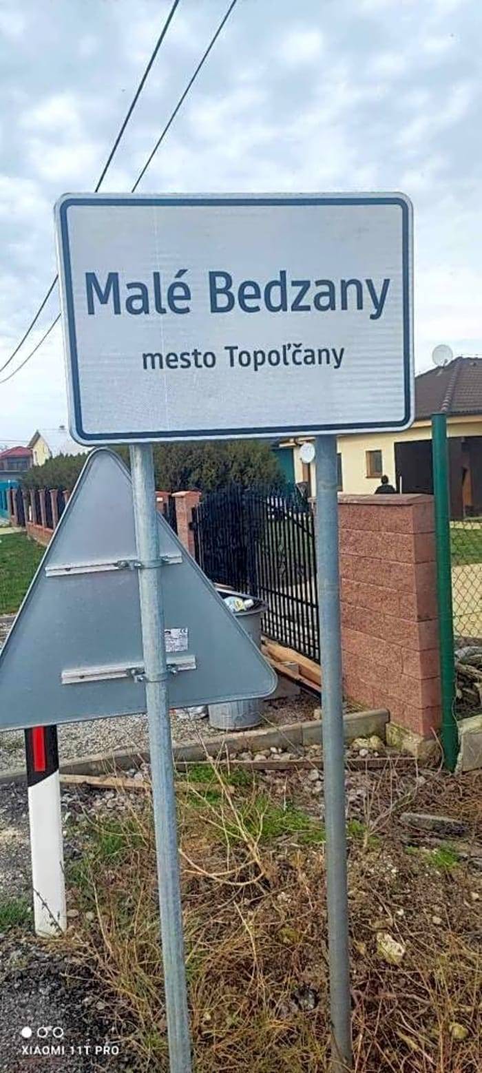 Dobrý deň, ďakujeme za príspevok. Predmetná závada bola odoslaná správcovi štátnej cesty - RSÚC Topoľčany na odstránenie.
