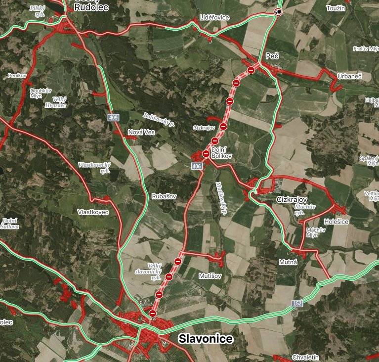 Od 4. 3. do 4. 7. 2024 bude z důvodu uzavírky silnice Dačice-Slavonice vedena oficiální objízdná trasa pro vozidla do 3,5 i nad 3,5 t přes Český Rudolec.
Stávající uzavírka je rozdělena na 2 části, které jsou realizovány současně. Rekonstrukce silnice od poloviny křižovatky u obecního úřadu v obci Peč do Dolního Bolíkova k odbočce na Cizkrajov. Druhá část uzavírky od poloviny křižovatky na Mutišov za železniční přejezd ve Slavonicích.
