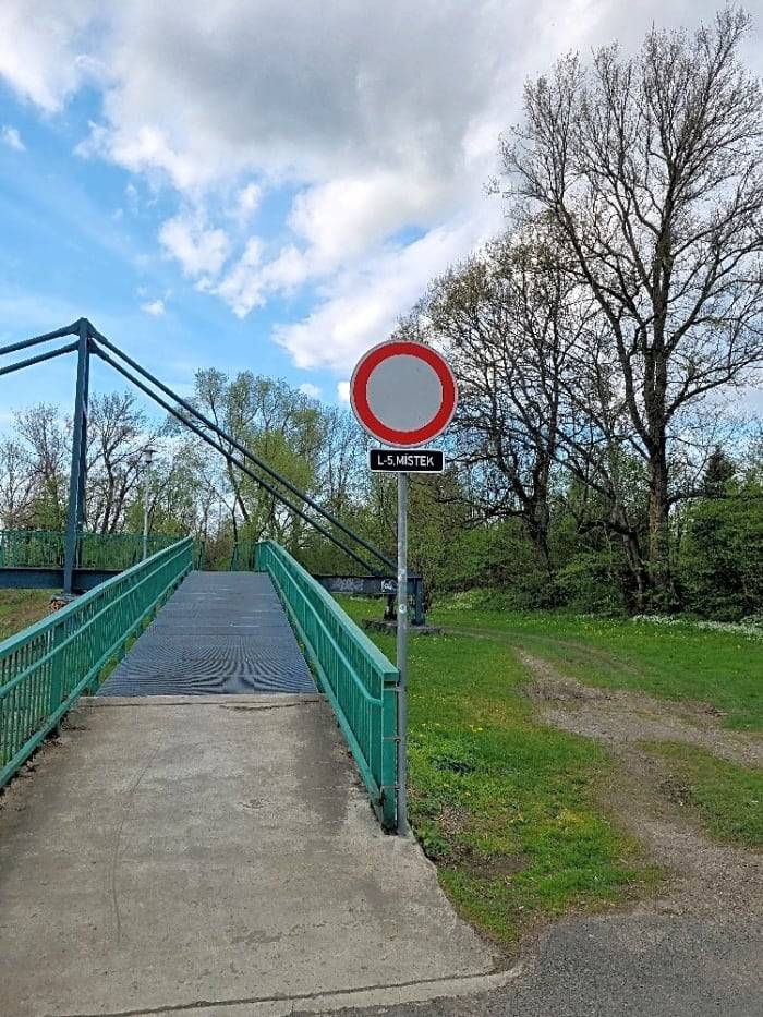 Děkujeme za připomínku. Požádáme Policii o zvýšený dohled nad dodržováním tohoto dopravního značení.