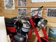 A také se trochu začal obávat i o to, aby mu některou z motorek neukradli. Zvlášť když takové případy se v poslední době množí.