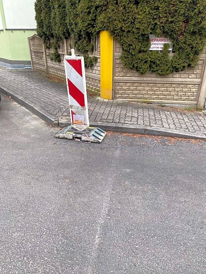 Dobrý den, toto označení patří firmě Suptel, která v Mariánských Lázních pokládá optický kabel. TDS ji tedy nemůže odstranit , není naším majetkem.