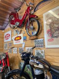 A tak mu zůstalo asi patnáct motorek.