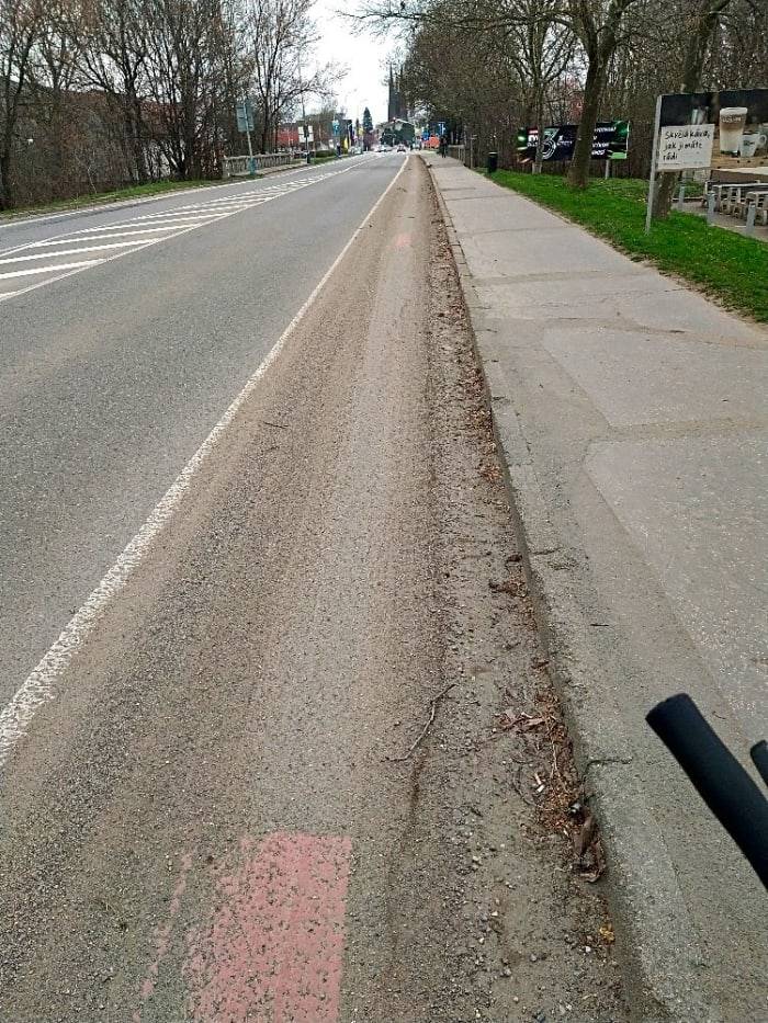 Silnice patří ŘSD ne městu Břeclav, kontaktujte prosím je, děkuji.