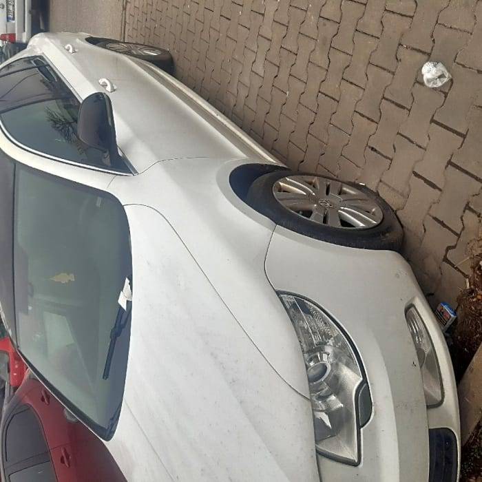 Hlídka MP kontaktovala majitele vozidla, který zajistí odstranění. Dále je vozidlo je odstaveno na soukromém pozemku. Jeho odstranění je proto záležitostí vlastníka parkoviště.