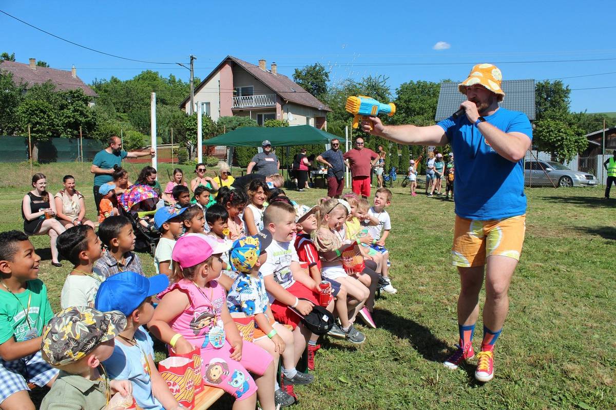 Medzinárodný deň detí je sviatok, ktorý sa oslavuje v mnohých krajinách. Na Slovensku sa slaví od roku 1952. Tento rok, obec Skrabské v spolupráci s Rozvojovým tímom I. a ZŠ Skrabské pripravili pre deti oslavu ich dňa. Pestrý program sa konal dňa 26.05.2024. Bol zostavený z rôznych aktivít a nechýbalo ani maľovanie na tvár. O zábavu sa postaral aj "Maroš Kamoš", ktorý pre deti prichystal krásny program. Deti boli nadšené a očká sa rozžiarili každému z nich. Za účasť na aktivitách boli odmeňované vecnými cenami a všetky deti dostali aj sladkú drobnosť. 
Všetci prežili pekný deň. Deťom prajeme, aby takýchto chvíľ zažívali čo najviac.