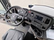 Skok o tři dekády dopředu. Moderní scanie se spoléhají na dotykovou obrazovku, přehlednější a jednodušší budíky nebo příjemnější multifunkční volant. Palubní deska je ale stále natočená směrem k řidiči.